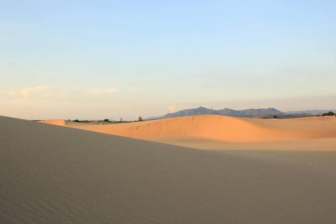 Với khí hậu khô hạn đặc trưng nên Ninh Thuận có rất nhiều đồi cát đẹp. Đồi cát Nam Cương với những triền trắng, vân chạy theo gió luôn làm say lòng các phó nháy thích săn ảnh.